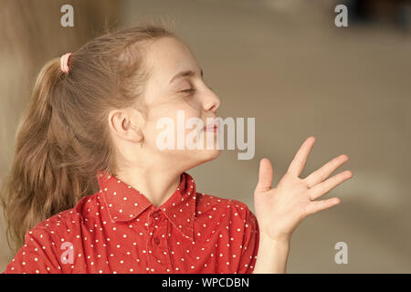 Pflege Ihrer Haut natürlich. Kleines Kind mit gesunder Haut und Schönheit suchen Outdoor. Süße kleine Mädchen mit weichen Baby Haut auf adorable Gesicht. Kinder Hautpflege Kosmetik und Hygiene Produkte. Stockfoto