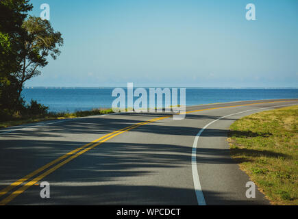 Eine wunderschöne Küste fahren Sie auf der Big Bend Scenic Byway Coastal Trail, US Highway 98 im Nordwesten Fl, in der Nähe von Titusville, FL, USA Stockfoto