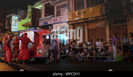 KANDY/SRI LANKA - 05. AUGUST 2019: Viele Menschen bereiten der Elefant für die Teilnahme an dem Festival Pera Hera in Kandy. Pera Hera ist alte Festi Stockfoto