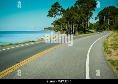 Einen Panoramablick auf einer wunderschönen Küste fahren Sie auf der Big Bend Scenic Byway Coastal Trail, US Highway 98 im Nordwesten Fl, in der Nähe von Titusville, FL, USA, Stockfoto