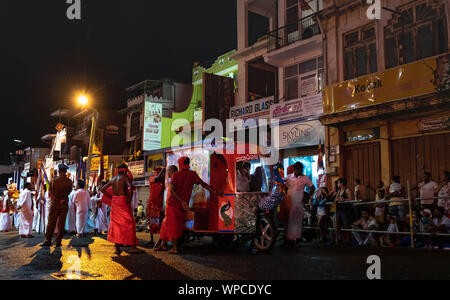 KANDY/SRI LANKA - 05. AUGUST 2019: Viele Menschen bereiten der Elefant für die Teilnahme an dem Festival Pera Hera in Kandy. Pera Hera ist alte Festi Stockfoto