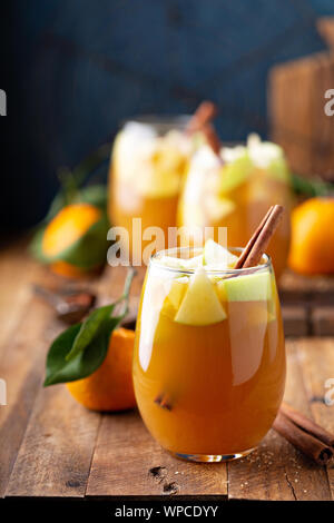 Herbst Apple Cider Sangria Stockfoto