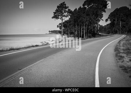 Eine wunderschöne Küste fahren Sie auf der Big Bend Scenic Byway Coastal Trail, US Highway 98 im Nordwesten Fl, in der Nähe von Titusville, FL, USA, in Schwarz und Weiß Stockfoto