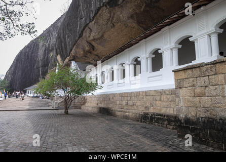 DAMBULLA/SRI LANKA - August 07, 2019: Höhle in Dambulla, Sri Lanka. Die größte Höhle für die Buddha Tempel in Sri Lanka. Es ist ein Ziel für Stockfoto