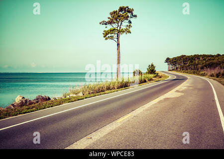 Eine wunderschöne Küste fahren Sie auf der Big Bend Scenic Byway Coastal Trail, US Highway 98 im Nordwesten Fl, in der Nähe von Titusville, FL, USA Stockfoto