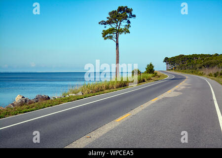 Eine wunderschöne Küstenfahrt auf dem Big Bend Scenic Byway Coastal Trail, US Hwy 98 in Northwest FL, in der Nähe von Apalachicola, FL, USA, Stockfoto