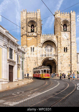 Trolley oder der Straßenbahn auf der berühmten Route 28 im Stadtteil Alfama von Lissabon Stockfoto