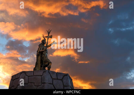 Statue von Pachacuti Inca, Stadt von Cusco Plaza de Armas Cusco, Provinz Urubamba, Heiliges Tal, Peru Stockfoto