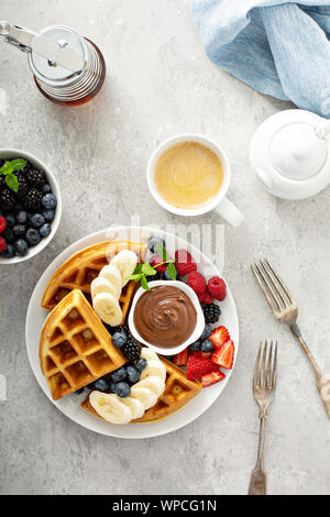 Waffeln mit Beeren und Schokolade zum Frühstück Stockfoto