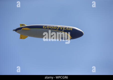 Carson, CA. 8. Sep 2019. Gutes Jahr Blimp über Fliegen während der NFL Indianapolis Colts vs Los Angeles Ladegeräte an der Würde des Menschen Gesundheit Sport Park in Carson, Ca am 8. September 2019 (Foto von Jevone Moore) Credit: Csm/Alamy leben Nachrichten Stockfoto