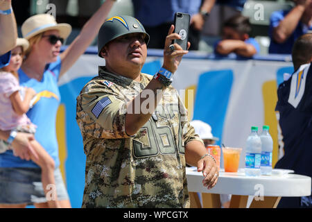 Carson, CA. 8. Sep 2019. Los Angeles Ladegeräte Ventilator während der NFL Indianapolis Colts vs Los Angeles Ladegeräte an der Würde des Menschen Gesundheit Sport Park in Carson, Ca am 8. September 2019 (Foto von Jevone Moore) Credit: Csm/Alamy leben Nachrichten Stockfoto