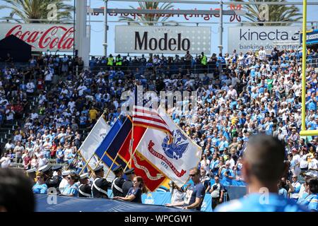 Carson, CA. 8. Sep 2019. Flaggen während der NFL Indianapolis Colts vs Los Angeles Ladegeräte an der Würde des Menschen Gesundheit Sport Park in Carson, Ca am 8. September 2019 (Foto von Jevone Moore) Credit: Csm/Alamy leben Nachrichten Stockfoto