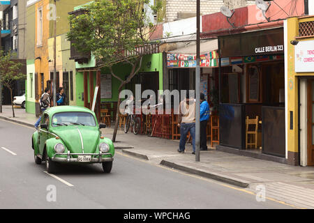 LIMA, PERU - 22. SEPTEMBER 2011: Eine alte grüne VW Käfer auf der Straße Calle Berlin am 22. September 2011 im touristischen Viertel von Miraflores in Lima Stockfoto