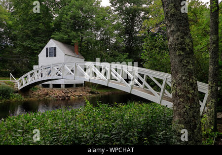 Der Selectmen Hütte mit dem Thaddeus Shepley Somes Memorial Bridge in Somesville. Mount Desert Island. Acadia Nationalpark. Maine. USA Stockfoto