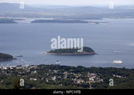 Ein Kreuzfahrtschiff in Frenchman's Bay mit Bar Harbor und Stachelschwein Insel von der Oberseite des Cadillac Mountain. Acadia Nationalpark. Mount Desert. Maine. USA Stockfoto