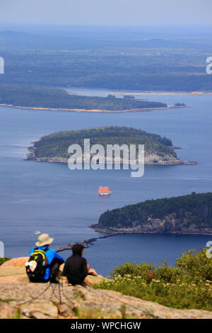 Besucher auf Cadillac Mountain mit Frenchman's Bay und Stachelschwein Inseln im Hintergrund. Acadia Nationalpark. Mount Desert. Maine. USA Stockfoto