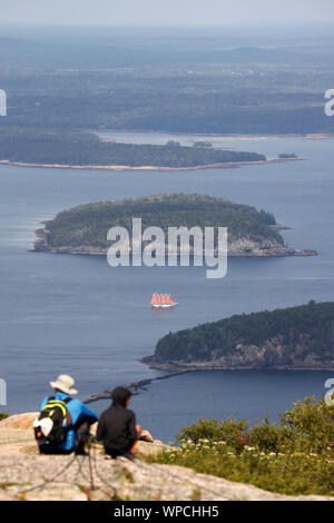 Besucher auf Cadillac Mountain mit Frenchman's Bay und Stachelschwein Inseln im Hintergrund. Acadia Nationalpark. Mount Desert. Maine. USA Stockfoto