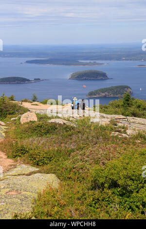 Der Blick auf Frenchman's Bay und Bar Harbor vom Cadillac Mountain. Acadia Nationalpark. Mount Desert. Maine. USA Stockfoto