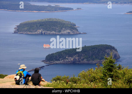 Besucher auf Cadillac Mountain mit Frenchman's Bay und Stachelschwein Inseln im Hintergrund. Acadia Nationalpark. Mount Desert. Maine. USA Stockfoto