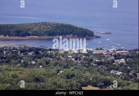 Der Blick auf Frenchman's Bay und Bar Harbor vom Cadillac Mountain. Acadia Nationalpark. Mount Desert. Maine. USA Stockfoto