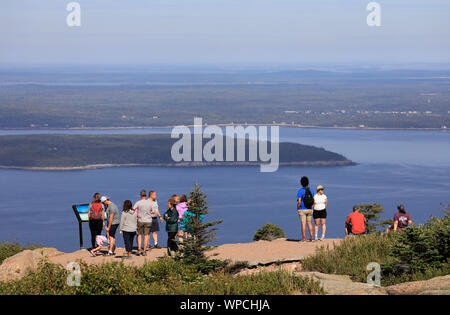 Besucher auf Cadillac Mountain mit Frenchman's Bay im Hintergrund. Acadia Nationalpark. Mount Desert. Maine. USA Stockfoto