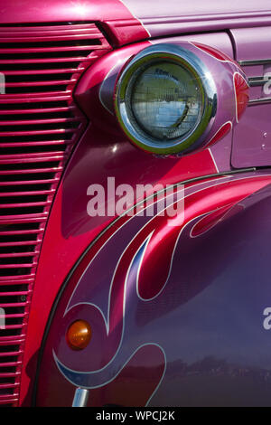 Bei einer benutzerdefinierten Hot Rod & Antique Car Show dieses Fahrzeug war einer der vielen auf der Anzeige, dass die Menschen in der Lage waren zu sehen und die Besitzer Fragen bitten. Stockfoto