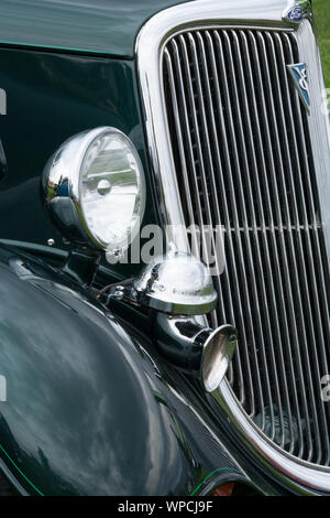 Bei einer benutzerdefinierten Hot Rod & Antique Car Show dieses Fahrzeug war einer der vielen auf der Anzeige, dass die Menschen in der Lage waren zu sehen und die Besitzer Fragen bitten. Stockfoto