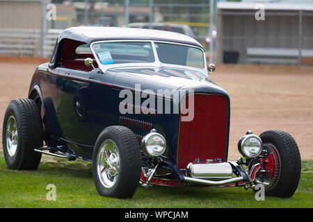 Bei einer benutzerdefinierten Hot Rod & Antique Car Show dieses Fahrzeug war einer der vielen auf der Anzeige, dass die Menschen in der Lage waren zu sehen und die Besitzer Fragen bitten. Stockfoto