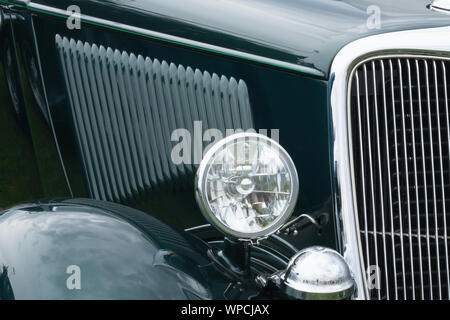 Bei einer benutzerdefinierten Hot Rod & Antique Car Show dieses Fahrzeug war einer der vielen auf der Anzeige, dass die Menschen in der Lage waren zu sehen und die Besitzer Fragen bitten. Stockfoto