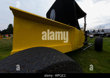 Bei einer benutzerdefinierten Hot Rod & Antique Car Show dieses Fahrzeug war einer der vielen auf der Anzeige, dass die Menschen in der Lage waren zu sehen und die Besitzer Fragen bitten. Stockfoto