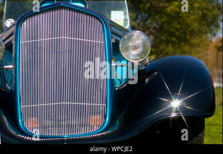 Bei einer benutzerdefinierten Hot Rod & Antique Car Show dieses Fahrzeug war einer der vielen auf der Anzeige, dass die Menschen in der Lage waren zu sehen und die Besitzer Fragen bitten. Stockfoto