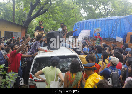 Mumbai, Maharashtra. 8. Sep 2019. 08 September 2019 - Mumbai - INDIEN. Trotz eines schweren Regenguss von Regen Mumbai Bewohner heraus, gegen die Zerstörung der Aarey Wald in Mumbai sowie der Amazon Wald in Brasilien. Die Regierung hat vorgeschlagen, 2700 Bäume zu schneiden, um den Weg für die Metro Auto in der aarey Waldfläche von Mumbai Schuppen zu protestieren. Die Bewohner begriff dies als Versuch an Land Grab & eine geplante Zerstörung der Aarey Wald, ist die Heimat von 9 Leoparden & Wildlife & 500 tausend Bäume. Credit: Subhash Sharma/ZUMA Draht/Alamy leben Nachrichten Stockfoto