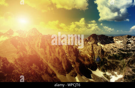 Sonnenlicht über schroffe Berggipfel in einem bunten Colorado Landschaft Szene Stockfoto