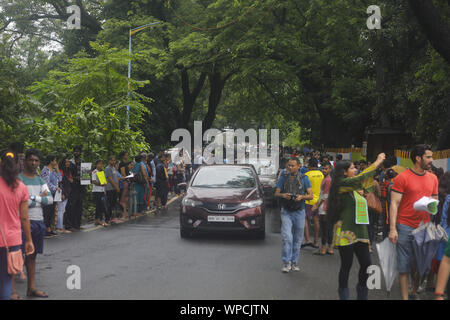 Mumbai, Maharashtra. 8. Sep 2019. 08 September 2019 - Mumbai - INDIEN. Trotz eines schweren Regenguss von Regen Mumbai Bewohner heraus, gegen die Zerstörung der Aarey Wald in Mumbai sowie der Amazon Wald in Brasilien. Die Regierung hat vorgeschlagen, 2700 Bäume zu schneiden, um den Weg für die Metro Auto in der aarey Waldfläche von Mumbai Schuppen zu protestieren. Die Bewohner begriff dies als Versuch an Land Grab & eine geplante Zerstörung der Aarey Wald, ist die Heimat von 9 Leoparden & Wildlife & 500 tausend Bäume. Credit: Subhash Sharma/ZUMA Draht/Alamy leben Nachrichten Stockfoto