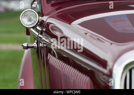 Bei einer benutzerdefinierten Hot Rod & Antique Car Show dieses Fahrzeug war einer der vielen auf der Anzeige, dass die Menschen in der Lage waren zu sehen und die Besitzer Fragen bitten. Stockfoto