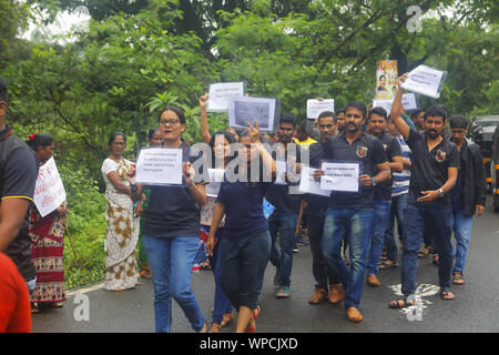 Mumbai, Maharashtra. 8. Sep 2019. 08 September 2019 - Mumbai - INDIEN. Trotz eines schweren Regenguss von Regen Mumbai Bewohner heraus, gegen die Zerstörung der Aarey Wald in Mumbai sowie der Amazon Wald in Brasilien. Die Regierung hat vorgeschlagen, 2700 Bäume zu schneiden, um den Weg für die Metro Auto in der aarey Waldfläche von Mumbai Schuppen zu protestieren. Die Bewohner begriff dies als Versuch an Land Grab & eine geplante Zerstörung der Aarey Wald, ist die Heimat von 9 Leoparden & Wildlife & 500 tausend Bäume. Credit: Subhash Sharma/ZUMA Draht/Alamy leben Nachrichten Stockfoto