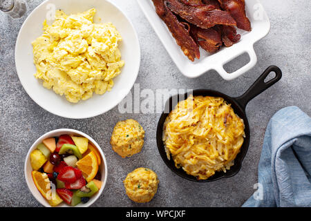 Frühstück mit Rührei, Speck und Kartoffeln Stockfoto