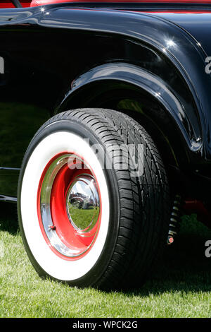 Bei einer benutzerdefinierten Hot Rod & Antique Car Show dieses Fahrzeug war einer der vielen auf der Anzeige, dass die Menschen in der Lage waren zu sehen und die Besitzer Fragen bitten. Stockfoto