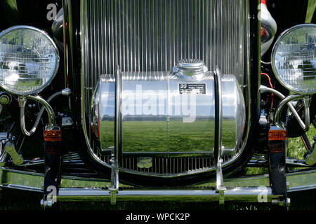 Bei einer benutzerdefinierten Hot Rod & Antique Car Show dieses Fahrzeug war einer der vielen auf der Anzeige, dass die Menschen in der Lage waren zu sehen und die Besitzer Fragen bitten. Stockfoto