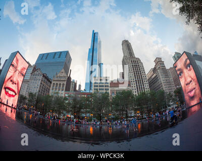 Ein Weitwinkel, fisheye Blick Jaume Plensas populären Crown Fountain Werk der Kunst im öffentlichen Raum im Millennium Park, Chicago, Illinois. Stockfoto