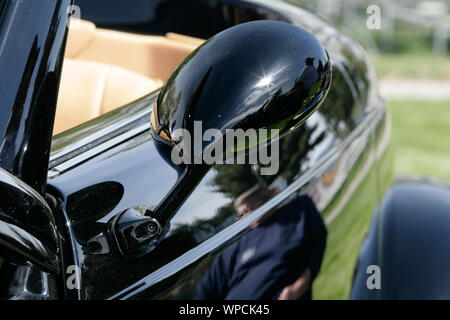 Bei einer benutzerdefinierten Hot Rod & Antique Car Show dieses Fahrzeug war einer der vielen auf der Anzeige, dass die Menschen in der Lage waren zu sehen und die Besitzer Fragen bitten. Stockfoto