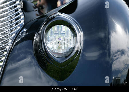 Bei einer benutzerdefinierten Hot Rod & Antique Car Show dieses Fahrzeug war einer der vielen auf der Anzeige, dass die Menschen in der Lage waren zu sehen und die Besitzer Fragen bitten. Stockfoto