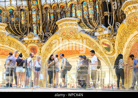 Käufer und Touristen fotografieren an der gläsernen Verbindungsgang in den Galerien Lafayette Paris Haussmann Stockfoto