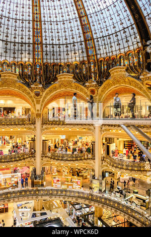 Käufer und Touristen fotografieren an der gläsernen Verbindungsgang in den Galerien Lafayette Paris Haussmann Stockfoto