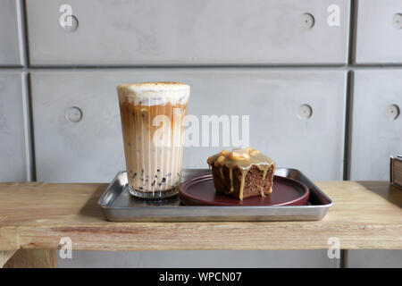 Kaffee, Eiskaffee und toffy Kuchen oder Bubble Tea Stockfoto