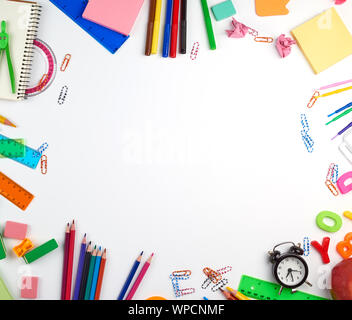 Schulmaterial: buntes Holz- Bleistifte, Papier, Aufkleber, Büroklammern, Bleistiftspitzer, Kopieren, Zurück zur Schule Stockfoto