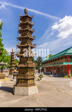 Cham Shan buddhistischen Tempel auch als Die Zehn Tausend Buddhas Sarira Stupa Tempel bekannt. Niagara Falls, Ontario, Kanada, Juli 2019 Stockfoto