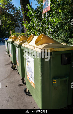 Wien, Österreich - 14 August 2019: Mülleimer für das Recycling auf der Straße Stockfoto