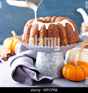 Kürbis bundt Cake mit Frischkäse füllen Stockfoto