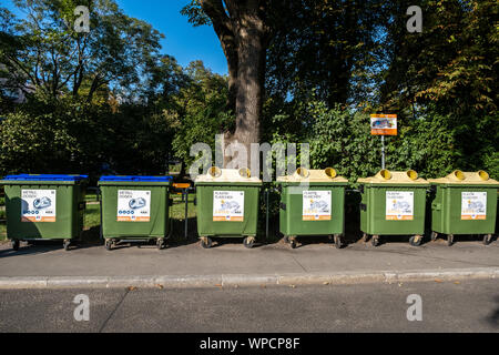 Wien, Österreich - 14 August 2019: Mülleimer für das Recycling auf der Straße Stockfoto